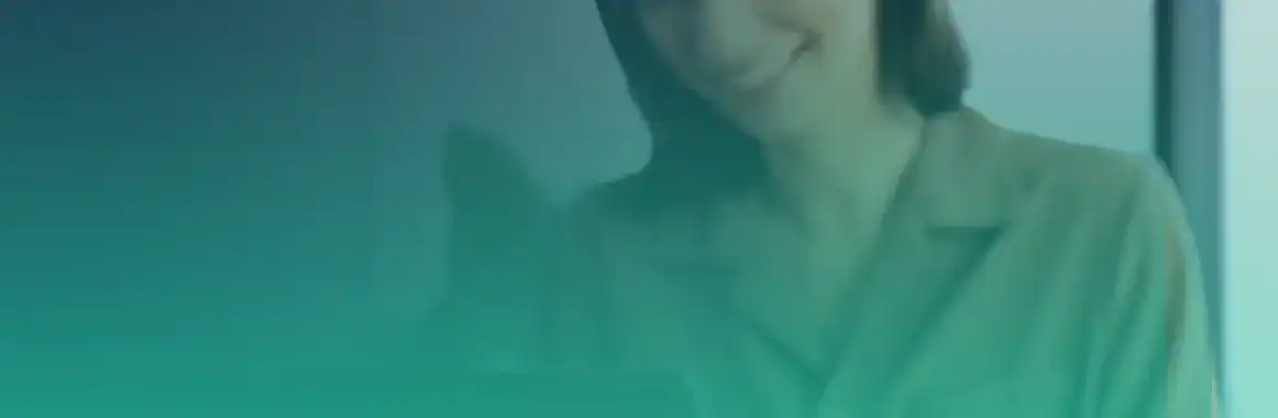 mulher trabalhando ao computador
