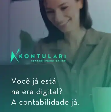 mulher trabalhando ao computador