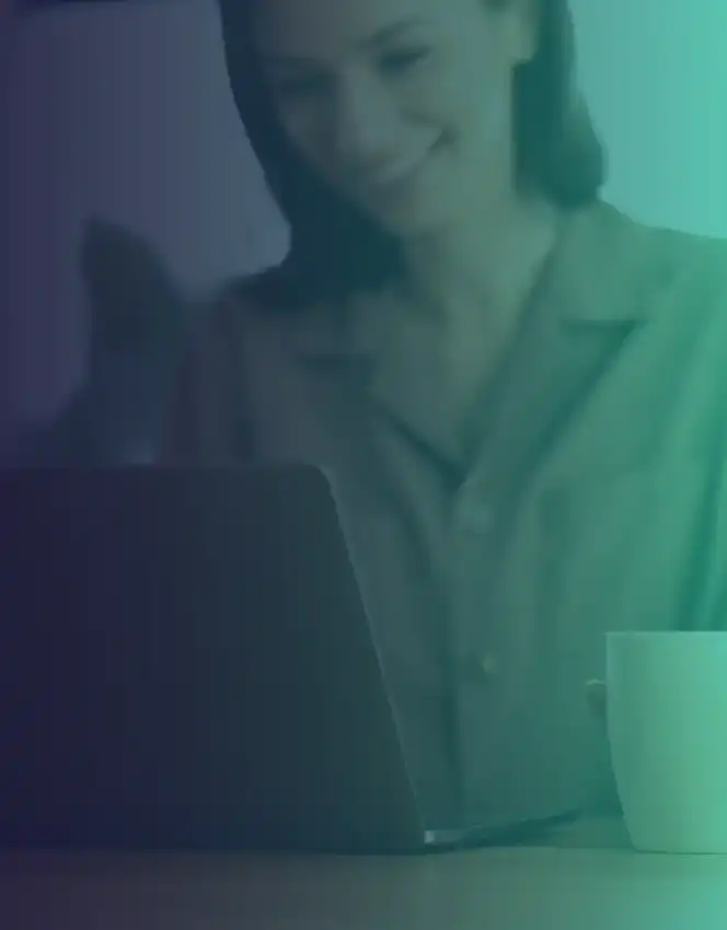 mulher trabalhando ao computador