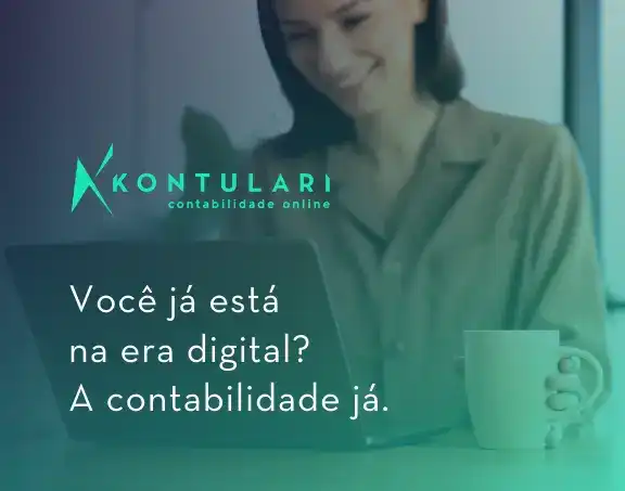 mulher trabalhando ao computador